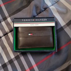Tommy Hilfiger Wallet (Never Used,in Box)