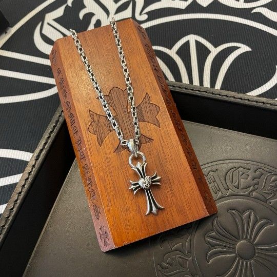 Brand new silver stylish and versatile necklace