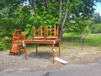 Free table on woodland and 94th st