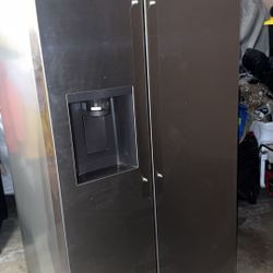 LG Side-by-Side Refrigerator with SpacePlus Ice System