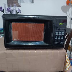 MICROWAVE MAGIC CHEF EXCELLENT CONDITIONS 