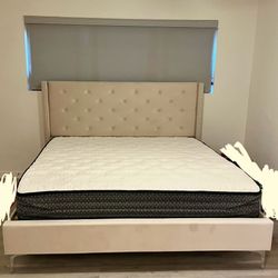 Like New 5-piece Cal King Bedroom Set