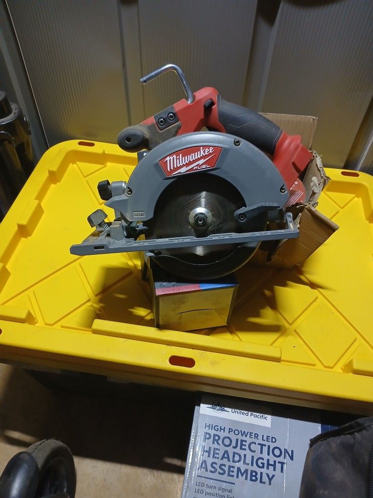 6.5in Milwaukee M18 Fuel Circular Saw