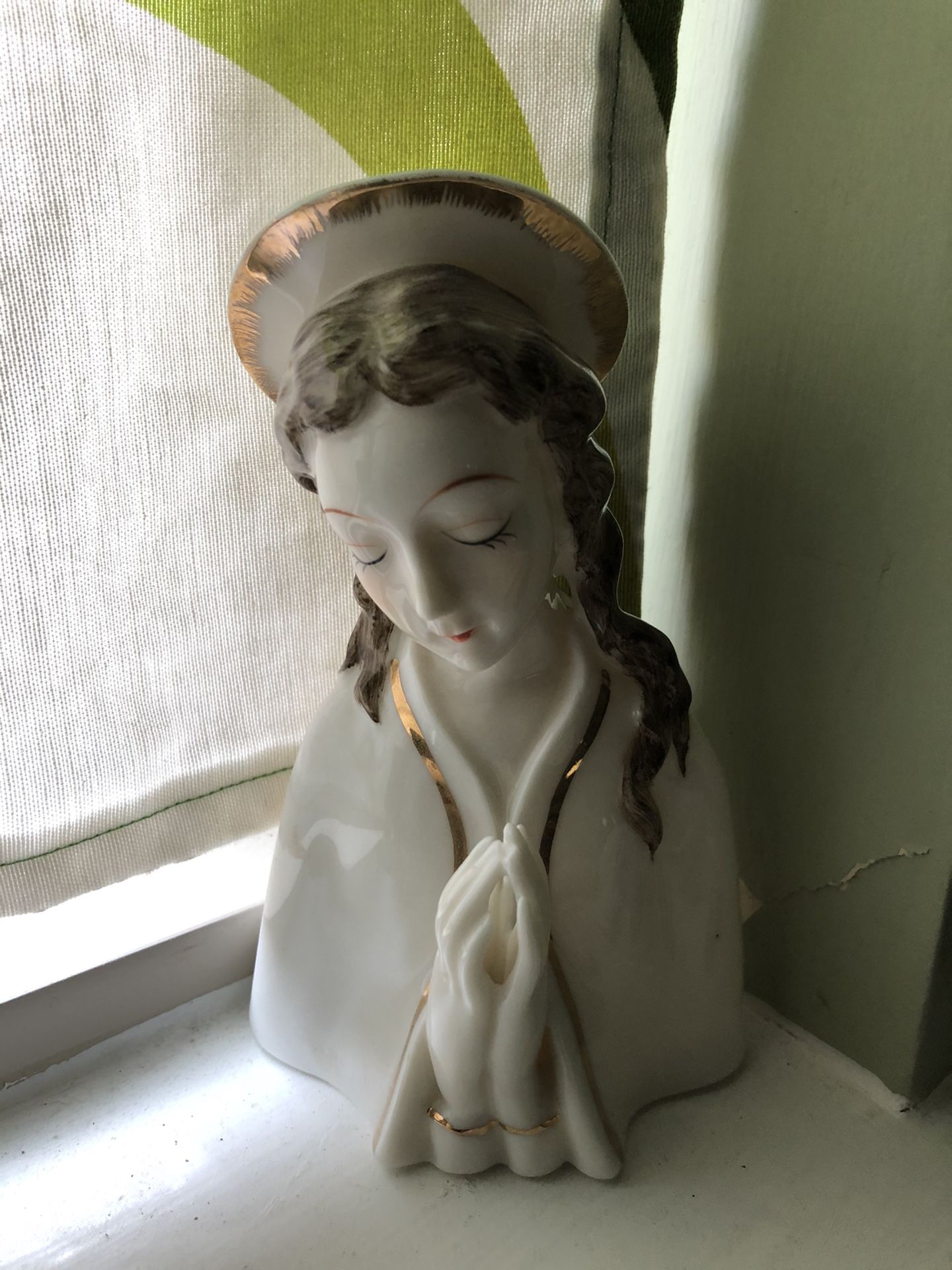 Vintage Blessed Mother Beautiful Face Angelic Prayerful Pose Gold Trim