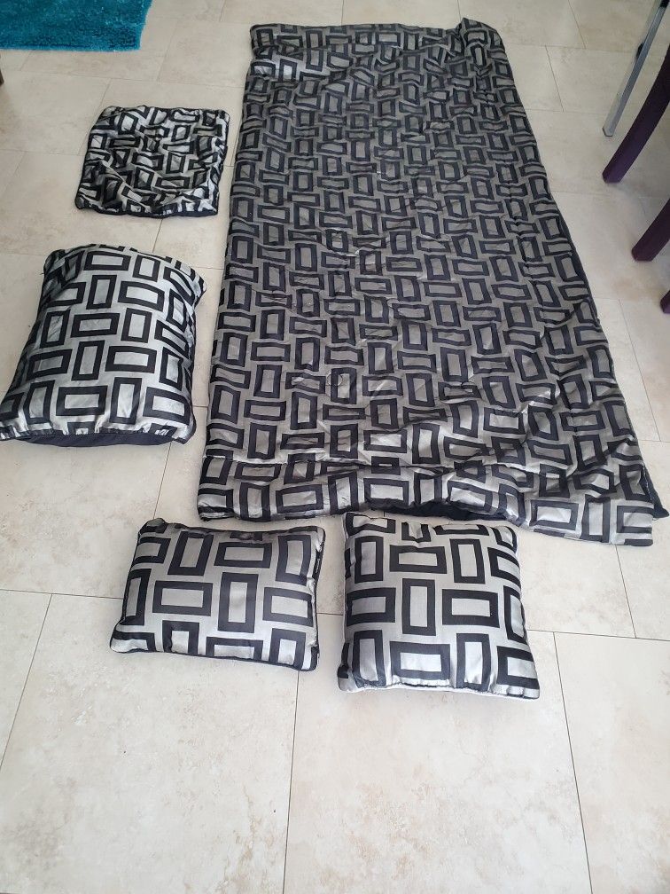 Black/ Silver Queen-sized Comforter 2 Shams 2 Decor Pillows