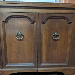 Sewing machine cabinet