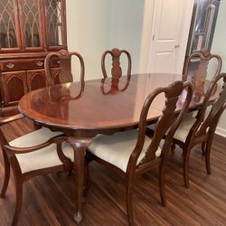 Dining Room Table & Chairs