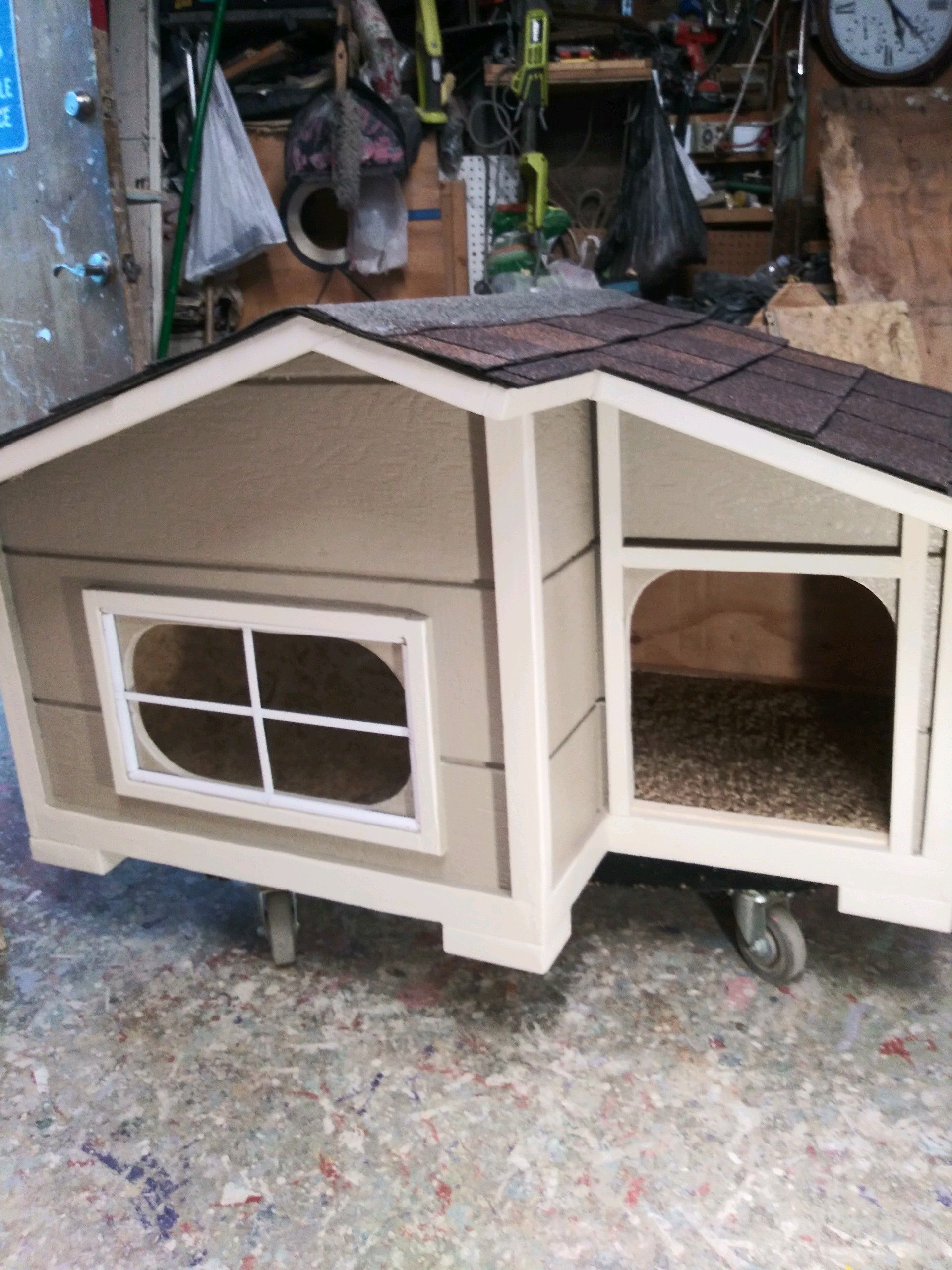 custom New dog house medium -small nice and wide can fit three small dogs$150 firm must wear mask