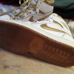 JORDAN 1 GOLD AND WHT SZ 12 $40