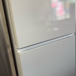 New Whirlpool.  Apartment Side. We Ice Maker 