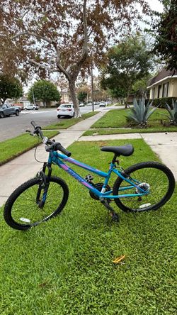 Huffy 24” Rock Creek 18-Speed Mountain Bike⋯ but need replacing rear tire inner tube