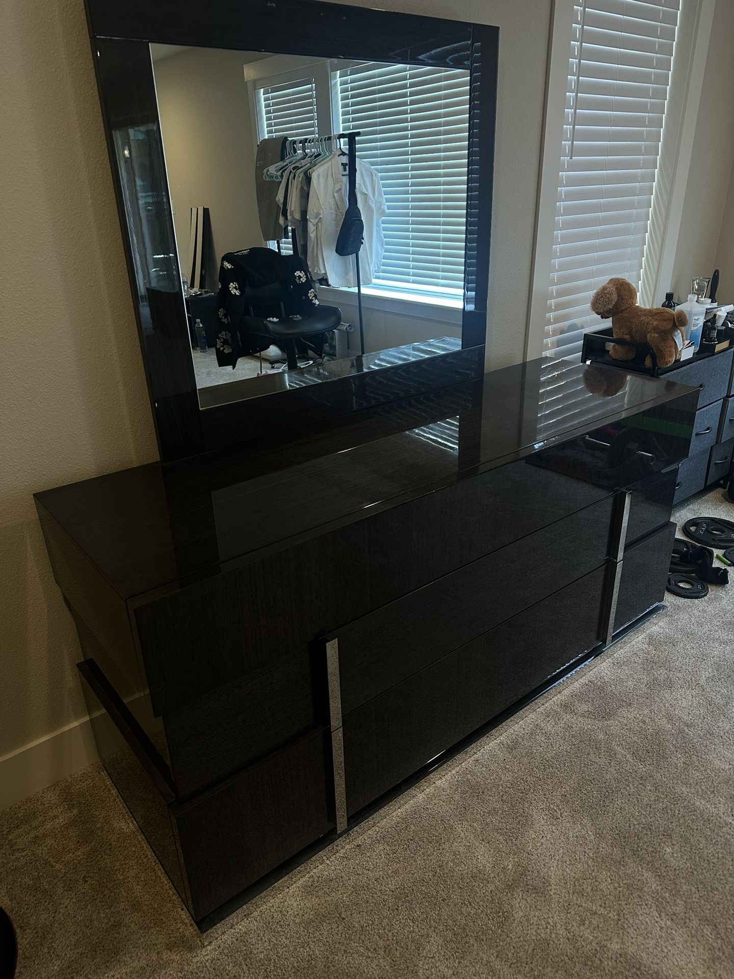Three Drawers Dresser With Mirror In Great Condition.