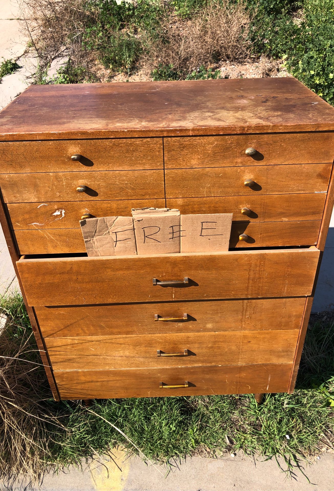 Dresser : free. On curb.