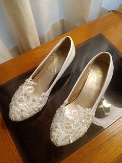 Size 7.5 Wedding Shoes With Lace And Pearls Thumbnail