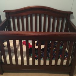 3 In One Bonavita crib - Converts To Full Size Bed And Toddler Bed