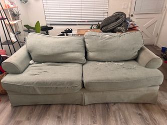 Soda with queen bed. Very soft (needs cover change)