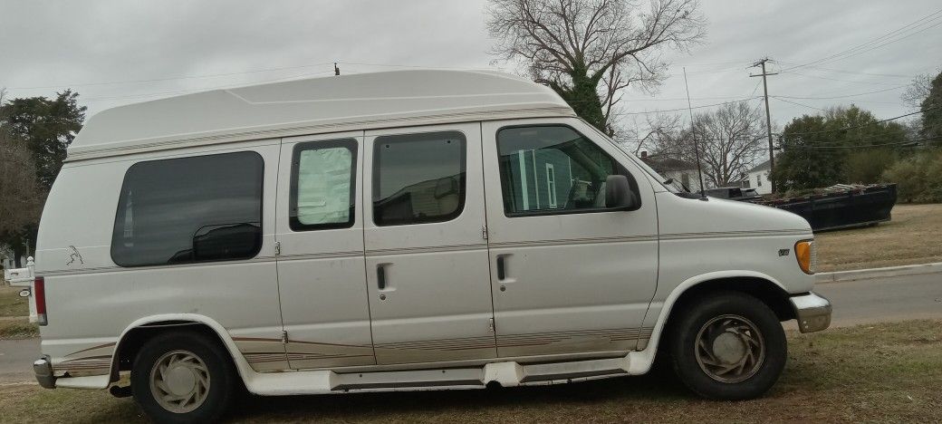 2000 Ford E-150