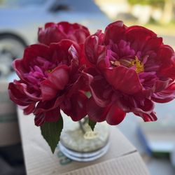 Artificial flower decor with glass base