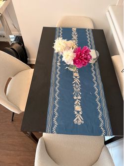 Dining table with 4 Chairs