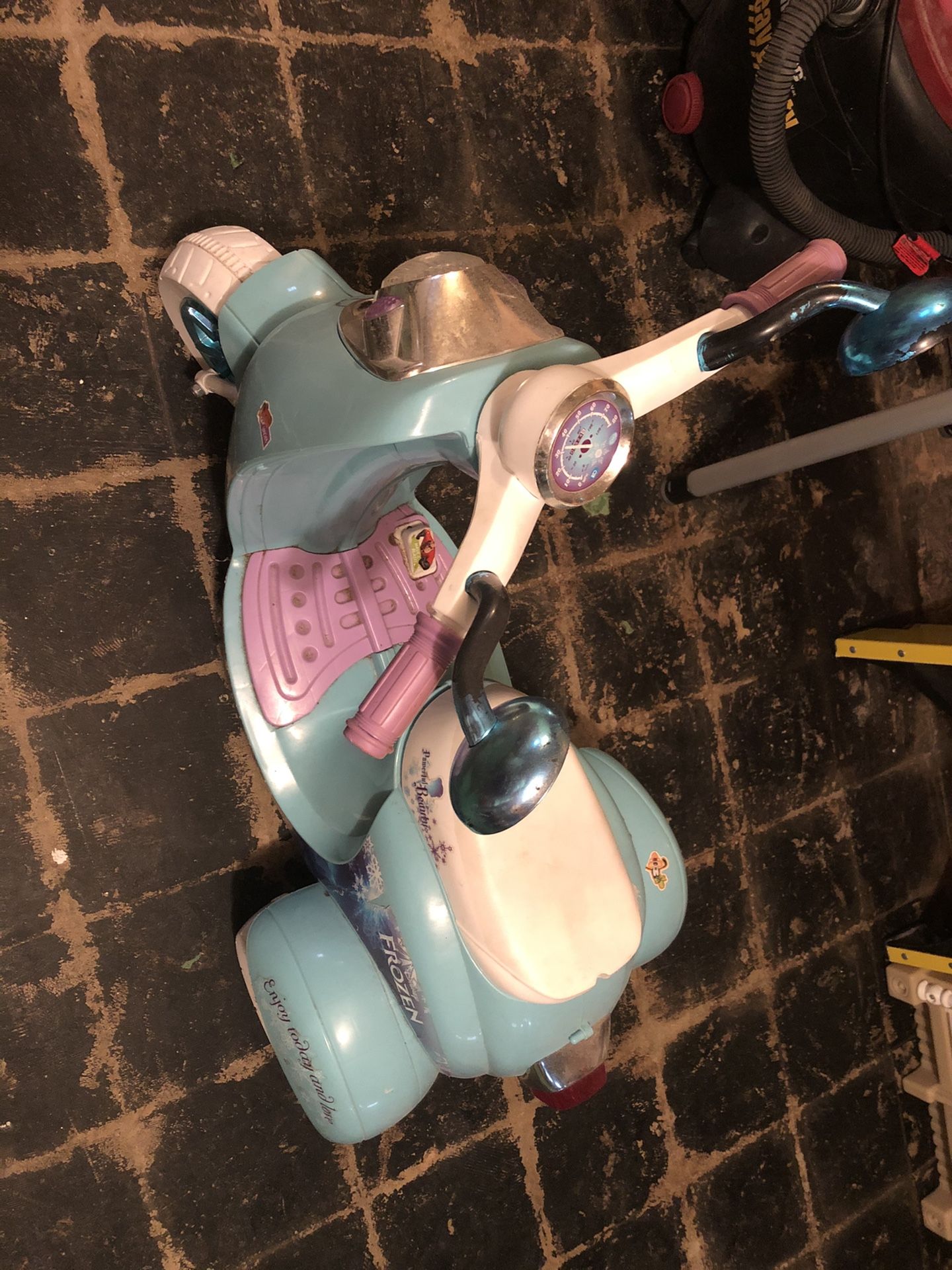 Frozen theme electric kids play scooter
