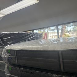 QUEEN SIZE SEALY POSTUREPEDIC PERFORMANCE MATTRESS & BOX SPRING BED SET