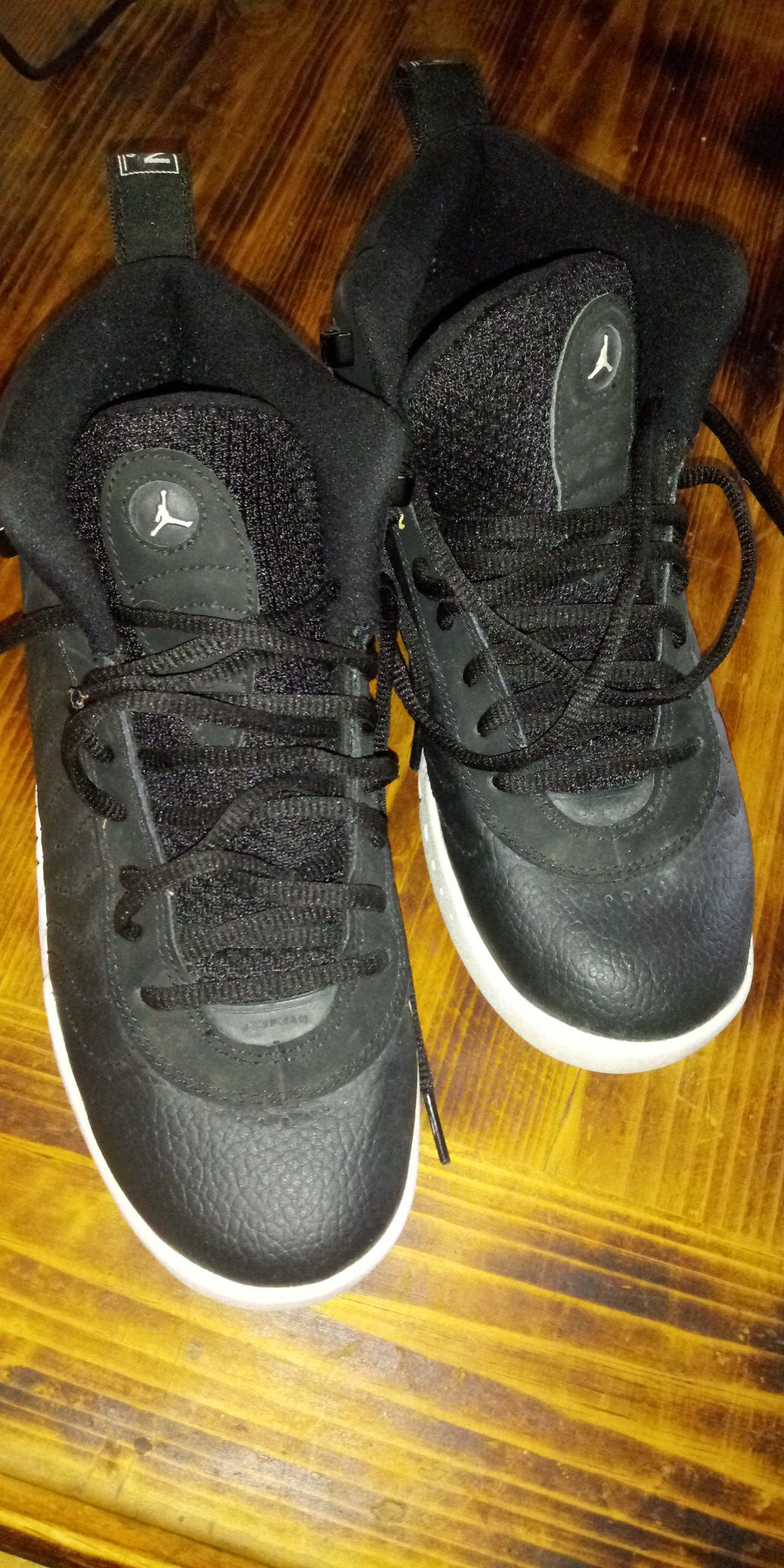 Jordans size 7Y. Air Money Nike size 7Y
