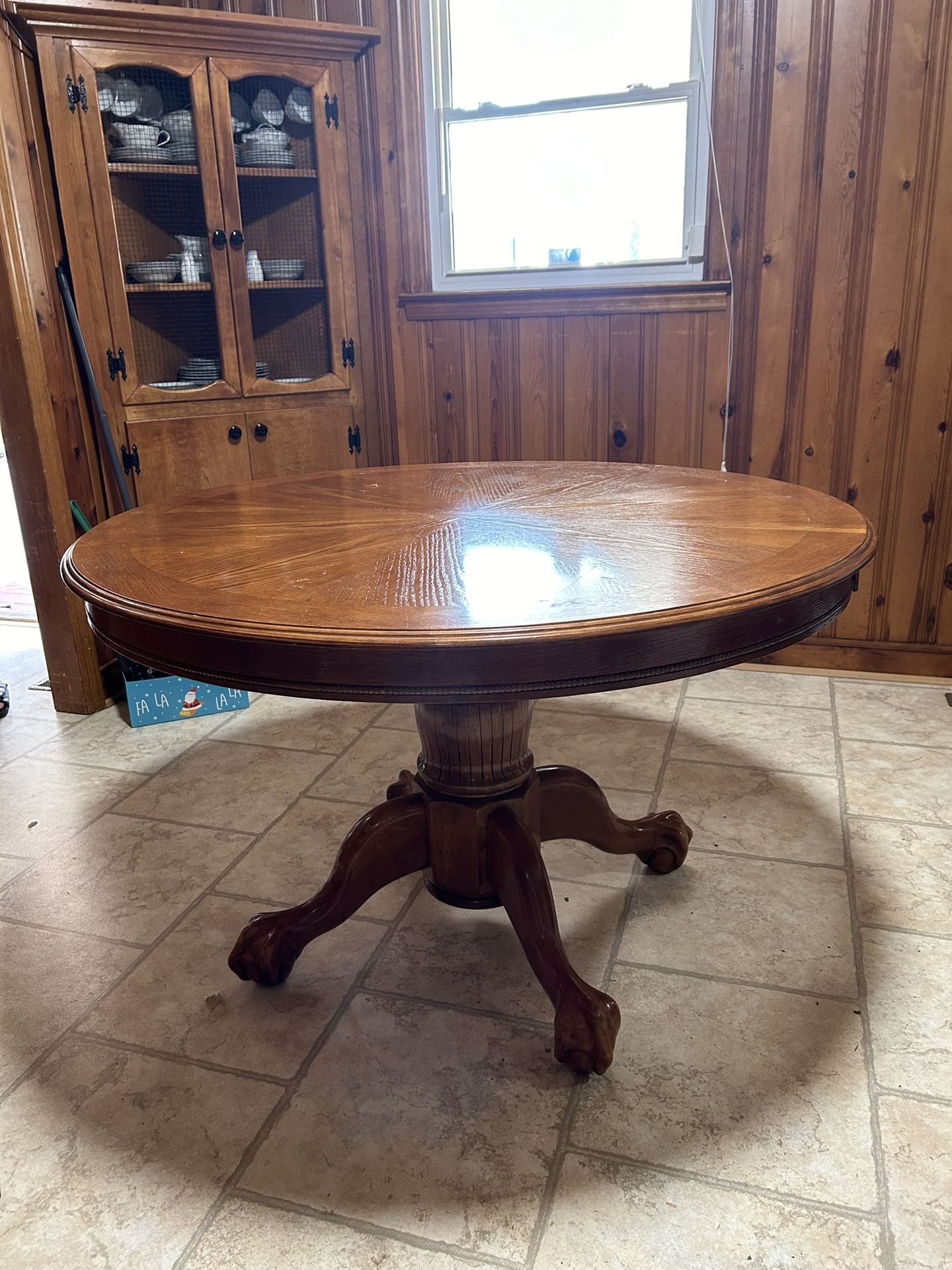 Round/Oval Dining Table and Chairs 