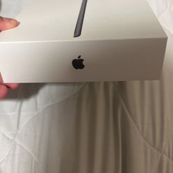 9th Gen IPad / With Accessories 