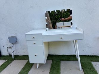 White makeup vanity with lighted mirror