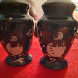 VINTAGE CERAMIC BLUE HOLIDAY SNOWMAN AND SNOWFLAKE SALT & PEPPER SHAKERS 