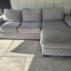 Sectional Couch 🛋️ $200Goose 🪿 Feather 🪶 