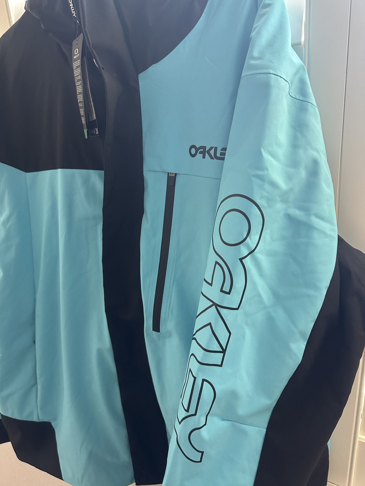 Men's Ski/ snowboard Jacket XL Oakley new, with tag