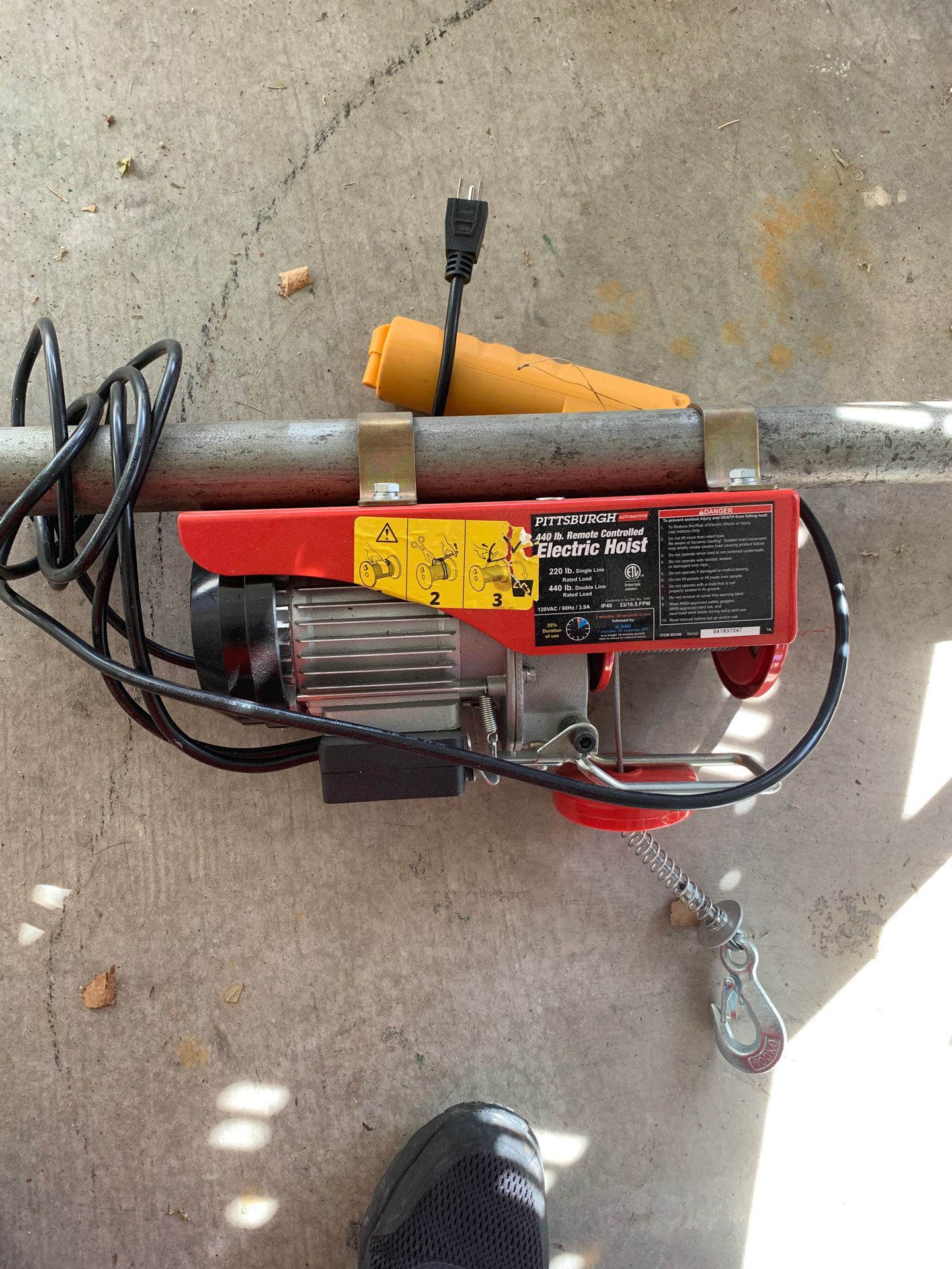 Electric remote controlled hoist