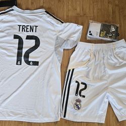 2025 real madrid home kids size

Full kit

Comes with jersey, shorts and socks 

Size available:
#22 5/6 years old
#24 6/8 years old
#26 8/10 years ol