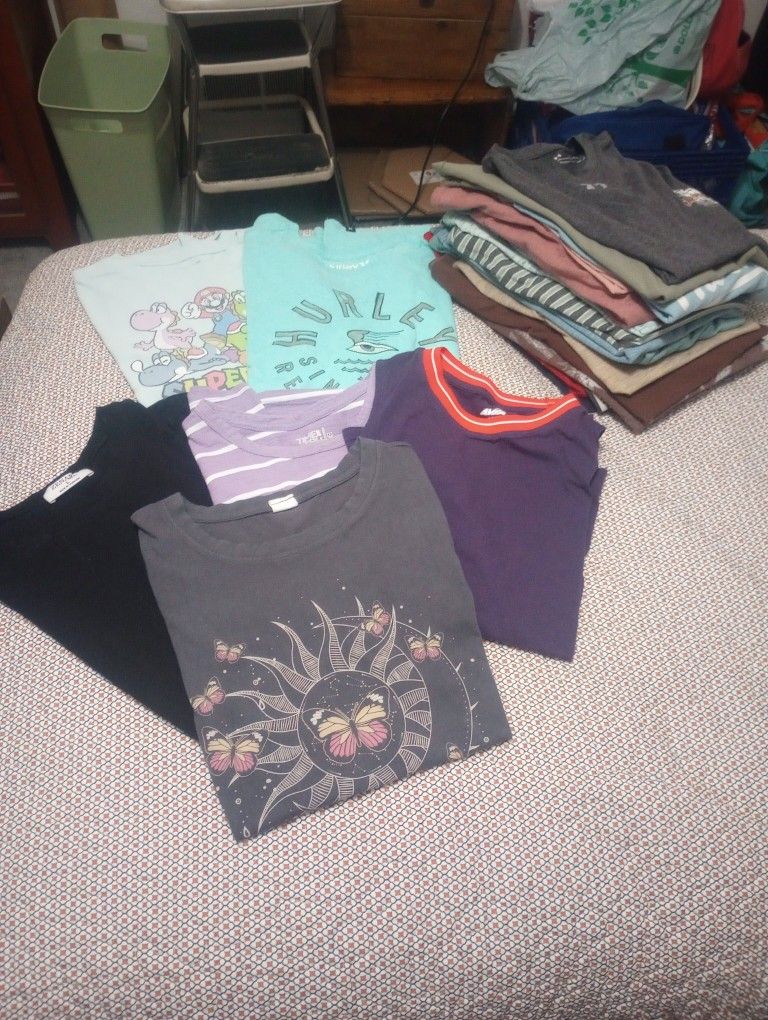 T Shirts And Tops Size Medium $3 Ea