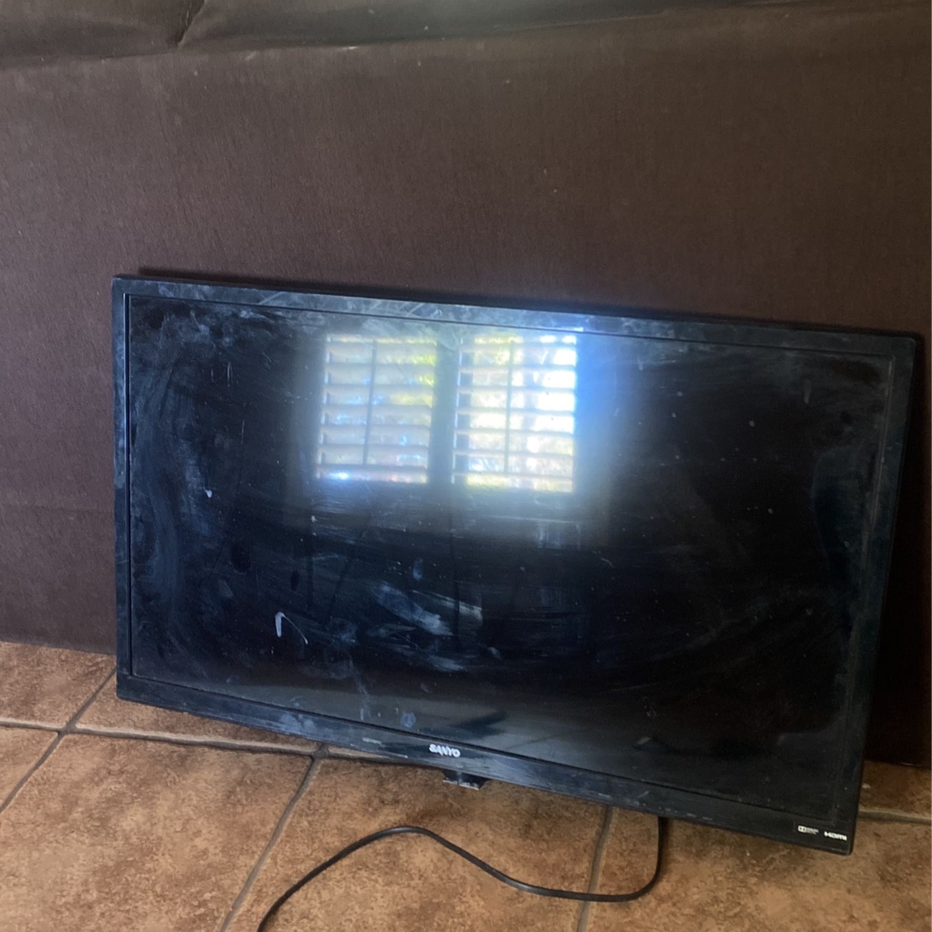 40 Inch SANYO TV (leg Broken)