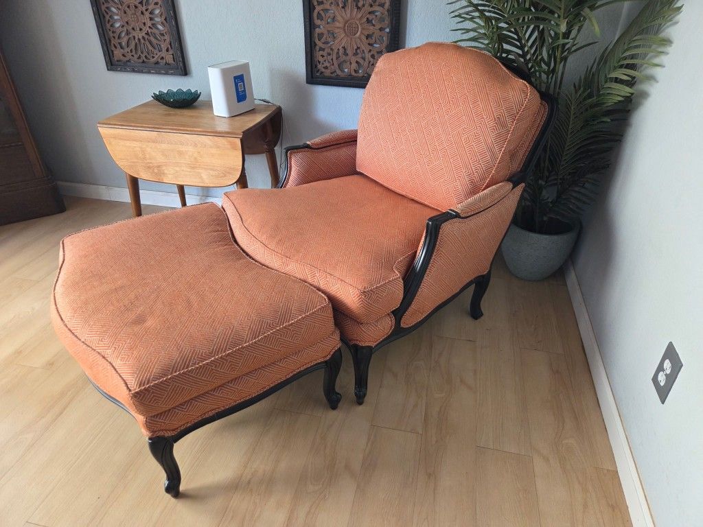 Ethan Allen Featherblend accent chair with ottoman
Black Frame Orange Upholstered
Ethan Allen Featherblend is Down and Duck feather filled.
This or