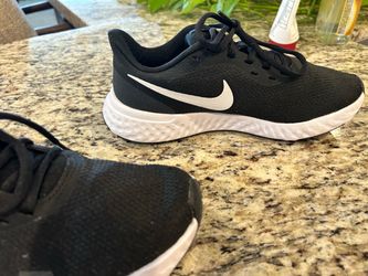 Nike running tennis shoes