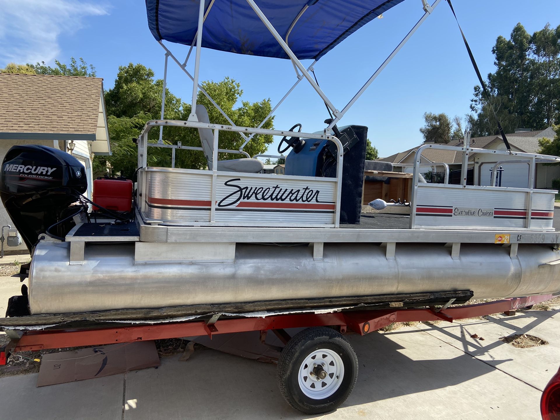 Pontoon boat