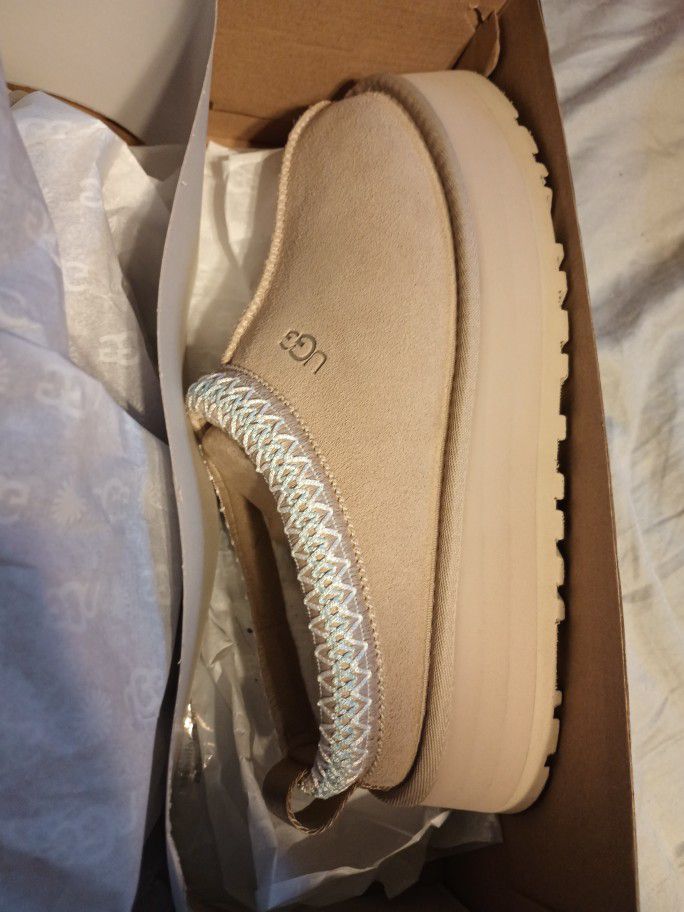 UGG Slippers Women's Size 8 New In Box!