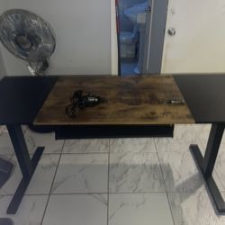 Rustic Wood Computer Desk with Metal Legs – Great Condition