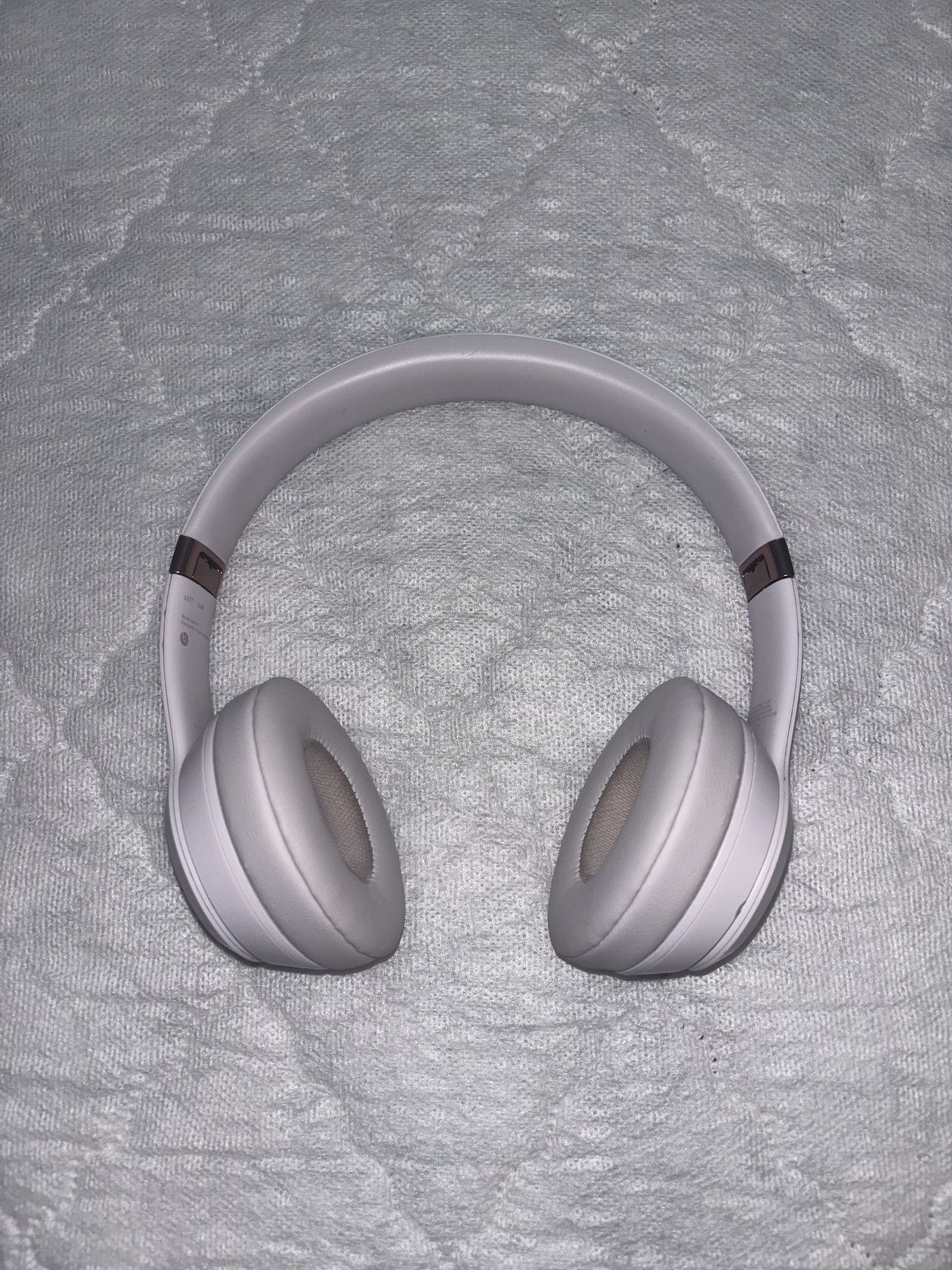 Beats Solo 4 Wireless On-Ear Headphones – Rose Gold – Excellent Condition – Apple & Android Compatible