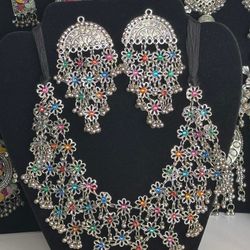 🤗কে চাও অসাধারণ ডিজাইনের এই সেট??

♥️Oxidized Silver Floral Necklace Set with Earrings♥️

♥️Add a splash of tradition and vibrance to your ethnic loo