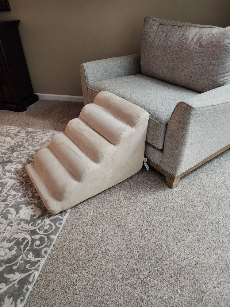 Dog Stairs/Ramp (Company NAME - Snoozer)