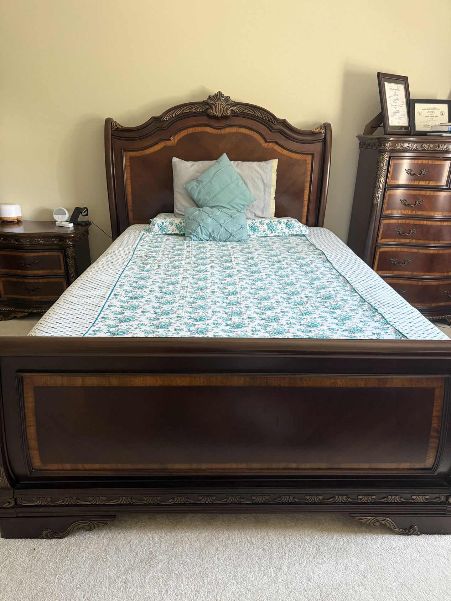 Queen Bed Set (Mattress Not Included)