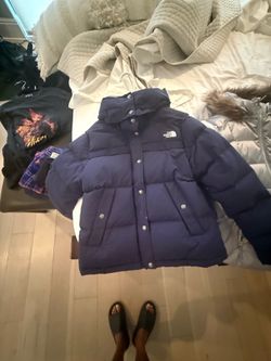 Authentic The North Face youth winter puffer jacket, Size Medium.