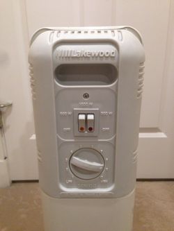 Lakewood 1500 Watt Oil Filled Radiator Portable Heater for Sale in  Blackstone, MA - OfferUp