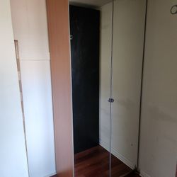 Closet With 2 Mirror Doors