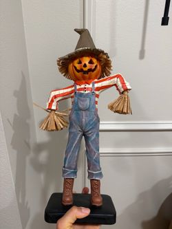 Jack o lantern with lights statue