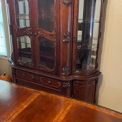 En Venta Este  Comedor Con Bitrina  6 Sillas En Buenas Condiciones $1500
